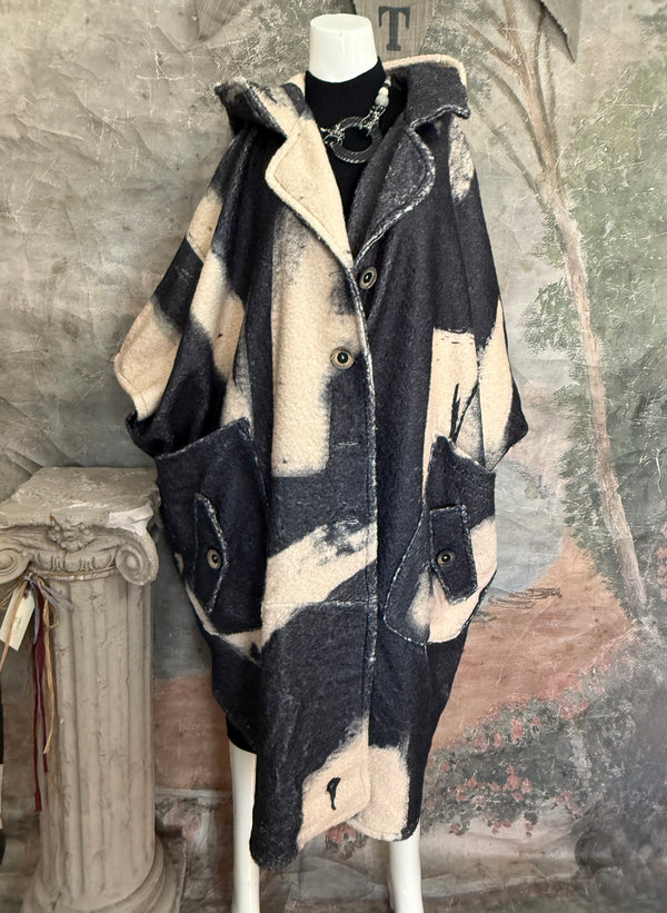 92207-62 Artist Poncho Coat-Black