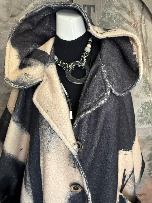 92207-62 Artist Poncho Coat-Black