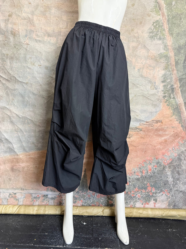 92120-62 Pleated Gaucho Pant-Black