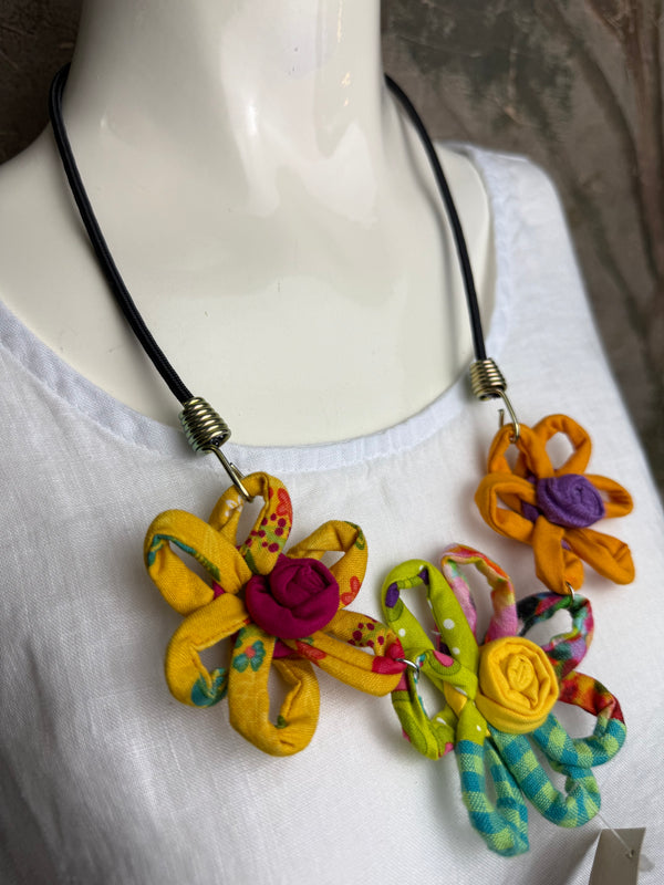 26N14C Daisy Sisters Necklace-Multi Mix