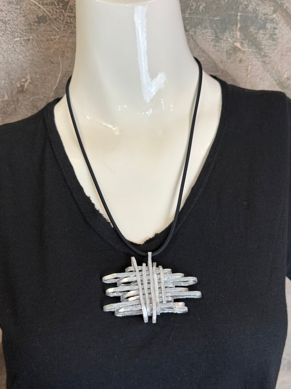 412 Drama Grisy Necklace