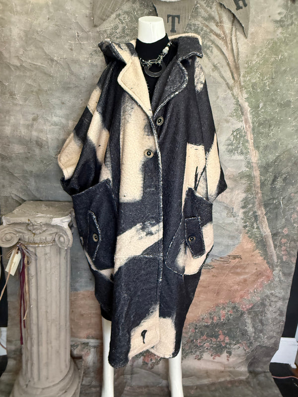 92207-62 Artist Poncho Coat-Black