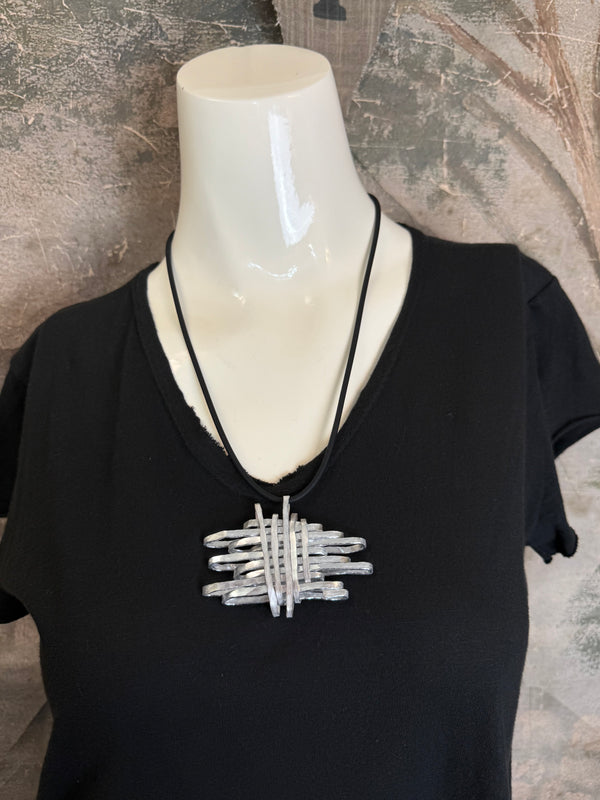 412 Drama Grisy Necklace