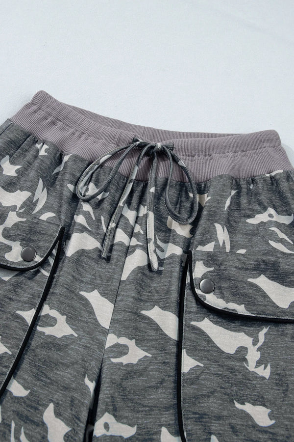 Woman wearing gray camouflage cargo jogger pants with patch pockets and white crop top, casual street style outfit - 4