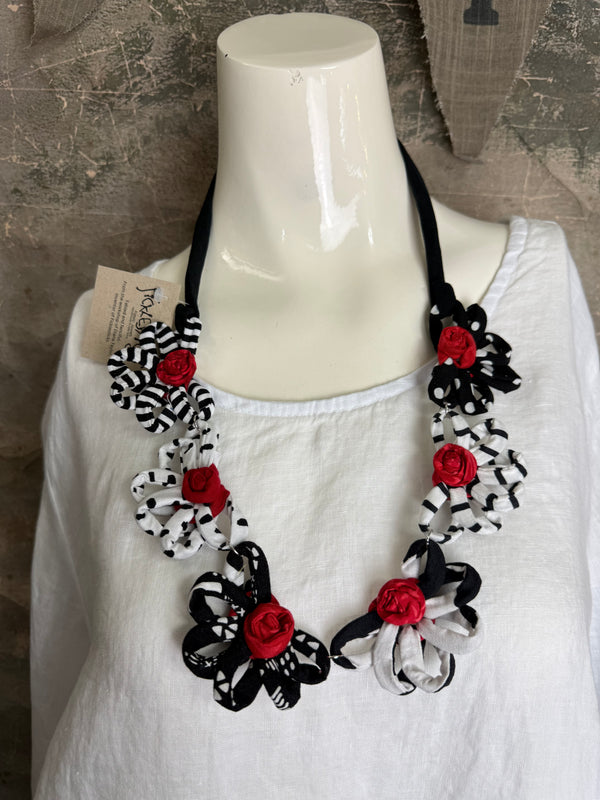 26N145 Coneflower Combo Necklace-B Red,White,BLK
