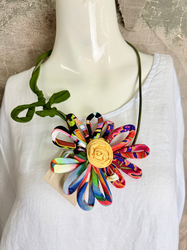 26N40A Small Neckflower Necklace