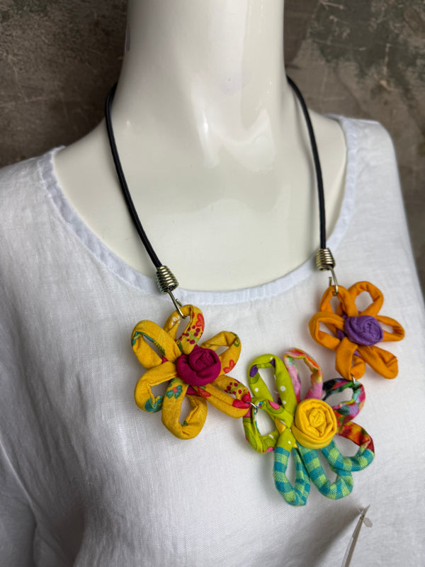 26N14C Daisy Sisters Necklace-Multi Mix