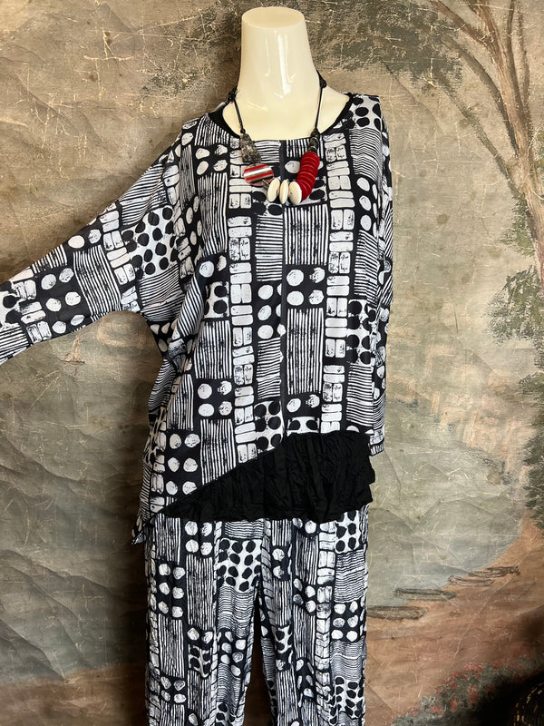 25071 Mesh Print Topper-Black Multi