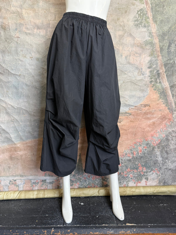 92120-62 Pleated Gaucho Pant-Black