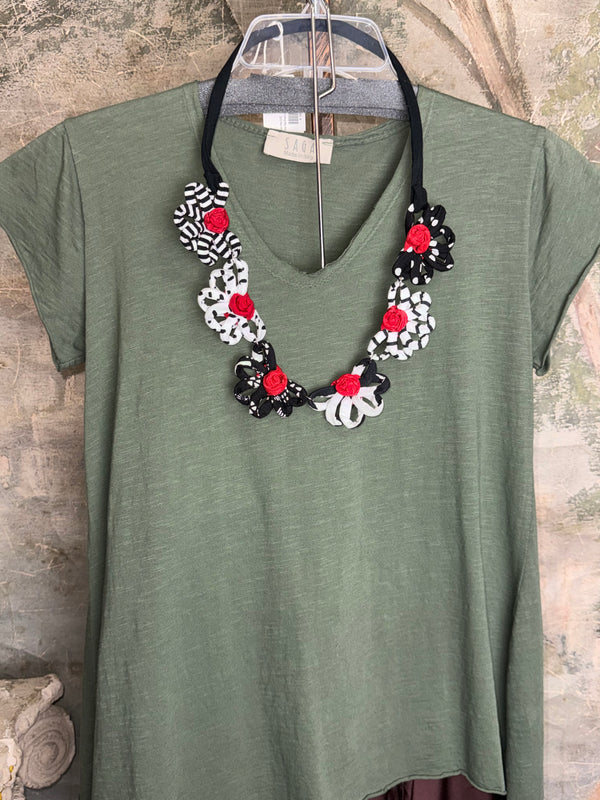 26N145 Coneflower Combo Necklace-B Red,White,BLK