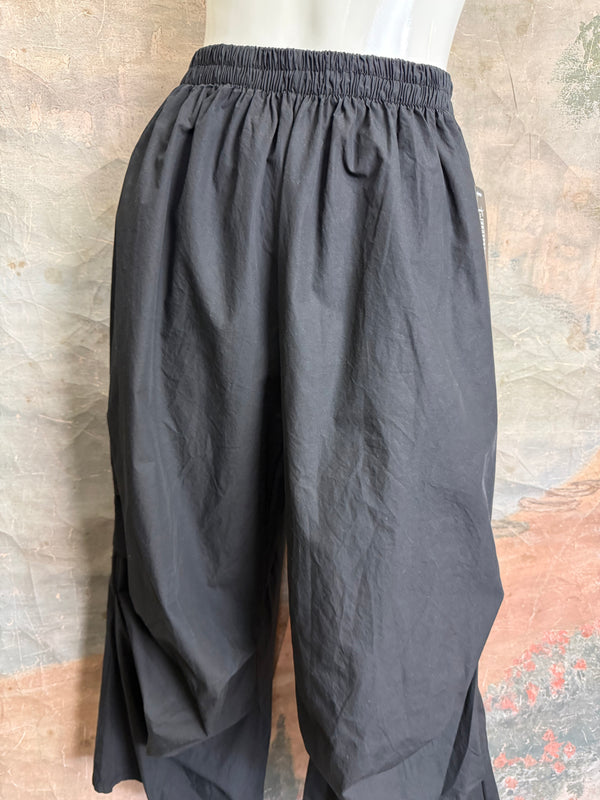 92120-62 Pleated Gaucho Pant-Black