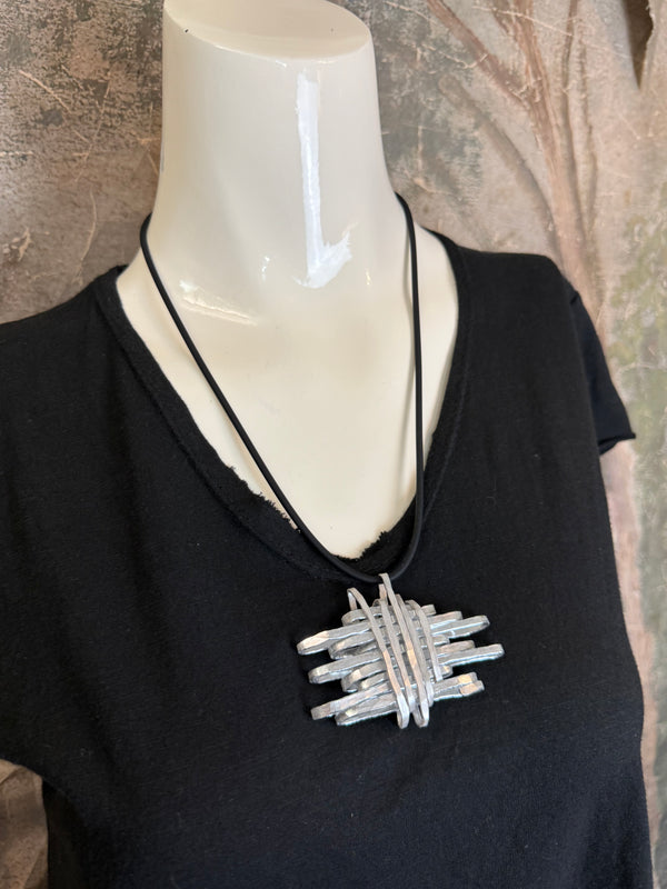 412 Drama Grisy Necklace