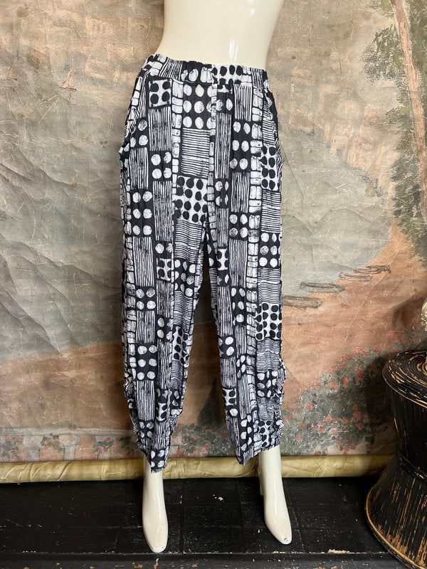25075 European Print Crush Pant-Black Multi