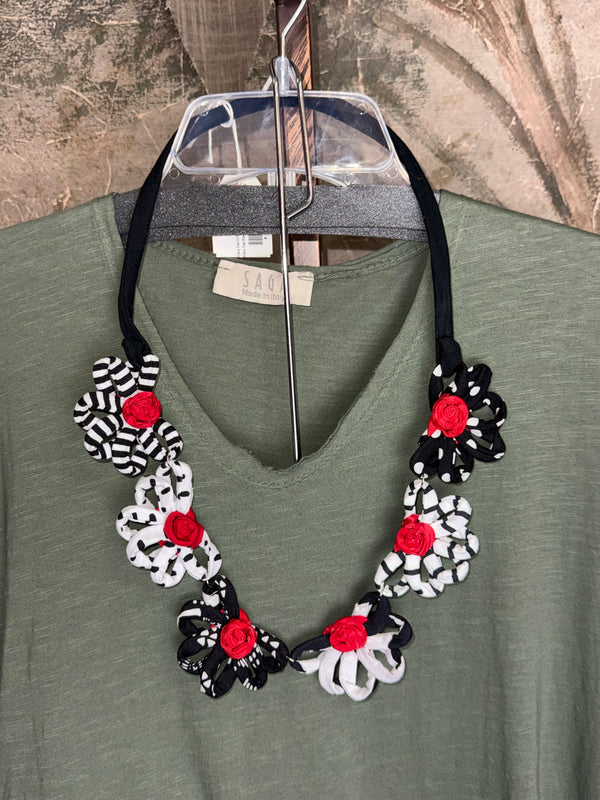 26N145 Coneflower Combo Necklace-B Red,White,BLK