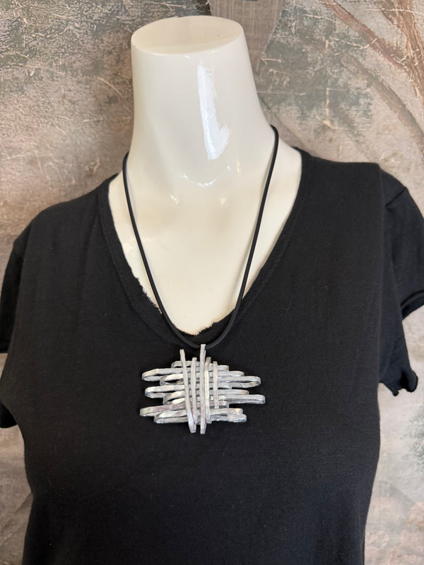 412 Drama Grisy Necklace