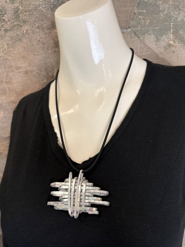 412 Drama Grisy Necklace