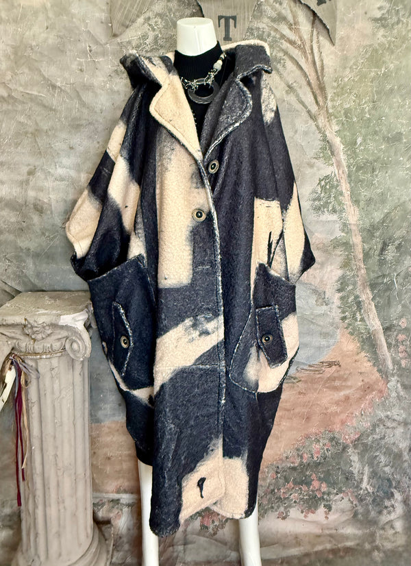 92207-62 Artist Poncho Coat-Black